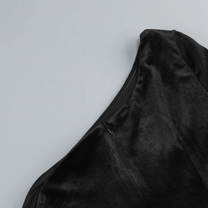 Détail de la robe en velours noir montrant la fermeture éclair invisible et le tissu fin