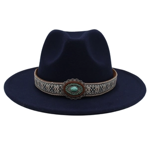Détail de la pierre turquoise bohème sur la bande tressée du chapeau fedora bleu marine