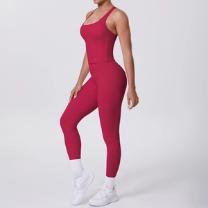 Détail de l'ensemble de yoga bordeaux deux pièces avec haut à dos nageur et legging