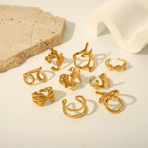 Neunteiliges Set unregelmäßiger Lavastil-Ringe in poliertem Gold mit offener Form