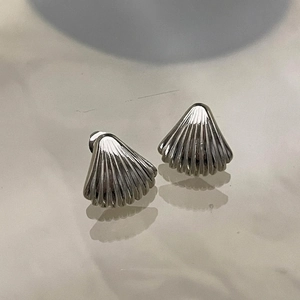 Elegant 925 sterling silver shell earrings with vertical stripes on marble surface