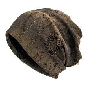 Bonnet marron foncé délavé avec paillettes et détails déchirés style vintage