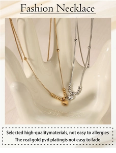 Detail von Herz-Anhängern mit PVD-Goldbeschichtung und antiallergener Perlenkette