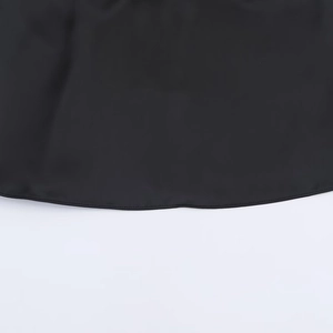 Vista dettagliata dell'orlo del camisole in raso nero con cuciture di precisione curate