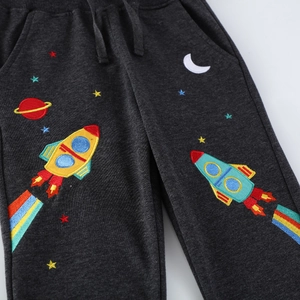 Pantaloni sportivi grigi per bambini con ricami di razzi spaziali e coulisse in vita