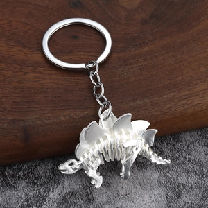 Detail eines mattsilbernen Stegosaurus-Skelett-Schlüsselanhängers aus Zinklegierung