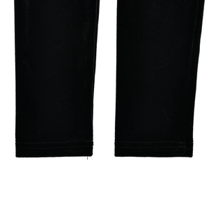Détail de l'ourlet à double couture sur un legging slim en velours noir élégant