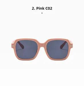 Détail de lunettes de soleil carrées roses avec verres gris et accents argentés