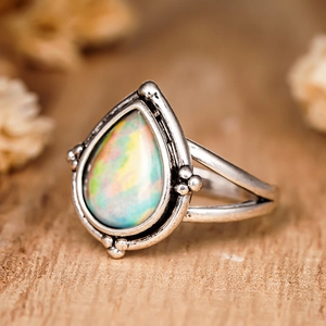 Détail macro d'une bague opale vintage en forme de larme avec finition argentée antique