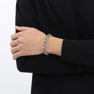 Bracciale a catena d'argento con maglie spesse e chiusura OT indossato su polso uomo