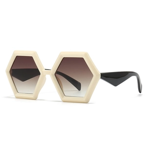 Occhiali da sole retro quadrati con montatura bianco crema e aste nere per stile moderno