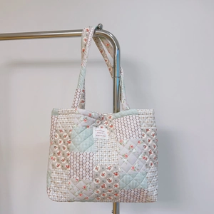 Sac fourre-tout en coton matelassé à fleurs avec étiquette française et patchwork