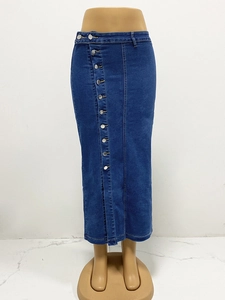 Détail de la jupe en jean taille haute avec boutons frontaux et fente irrégulière élégante