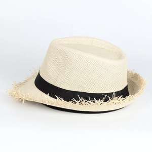 Elegante sombrero de paja beige con cinta negra y ala deshilachada para el sol de verano
