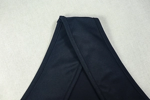 Dettaglio del tessuto elastico nero con cuciture doppie piatte per un abito da sera elegante
