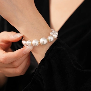 Bracelet ouvert vintage en perles françaises avec de petites billes dorées