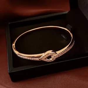 Bracelet jonc évidé plaqué or 18K avec pierres pavées et son écrin cadeau de luxe