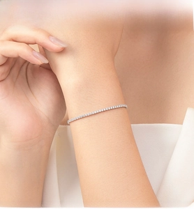 Detailed view of S925 sterling silver tennis bracelet featuring sparkling round-cut zircons