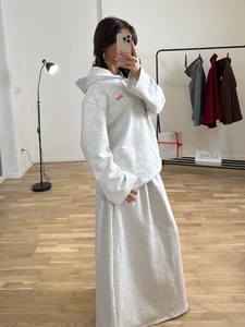 Ensemble deux pièces femme avec sweat à capuche gris et jupe longue brodée love