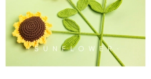 Gedetailleerde close-up van een handgehaakte zonnebloem op een lichtgroene achtergrond