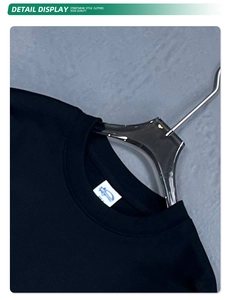 Nahaufnahme des verstärkten Rippbündchens und Markenetiketts am schwarzen Oversize-T-Shirt