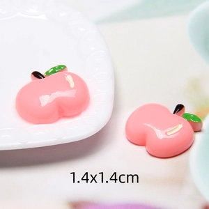 Makroaufnahme von 1,4x1,4cm rosa Pfirsich-Harzanhänger für DIY-Ohrringe und Schmuck