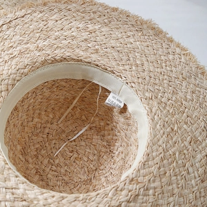 Beiger Raffia Sonnenhut mit breiter Krempe und Textur aus 100% Papierstroh für den Sommer