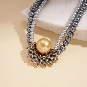 Collana vintage a doppio filo di perle grigie con grande ciondolo a raggiera d'oro