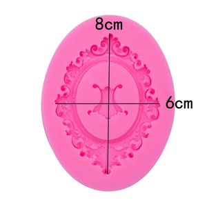 Dettaglio dello stampo in silicone rosa per cornice vintage ovale di 8 cm x 6 cm