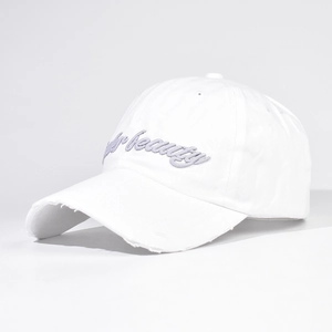 Broderie détaillée et bord usé sur une casquette de baseball en coton blanc vintage
