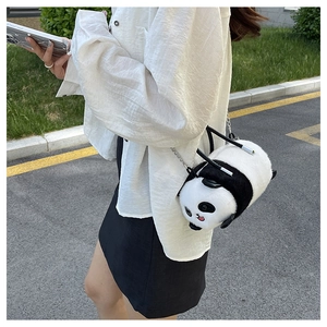 Vista street style di una simpatica borsa a cilindro in peluche a forma di panda