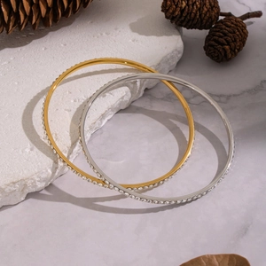 Minimalistische geometrische Armreifen in Gold und Silber mit funkelnden Diamanten
