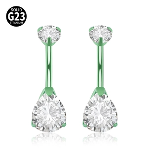 Dettaglio del piercing all'ombelico in titanio G23 con opale verde e zircone trasparente