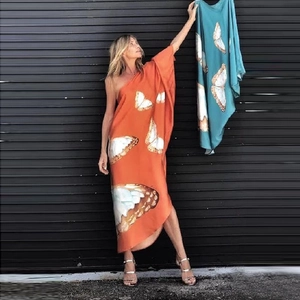 Damen langes Maxikleid mit Schmetterlingsdruck und schulterfreiem Design für den Strand