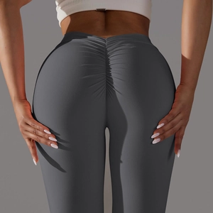 Vue détaillée du dos d'un legging de yoga gris anthracite taille haute avec effet push-up
