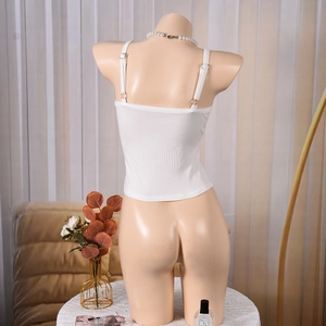 Vue arrière d'un crop top blanc côtelé avec bretelles réglables sur un mannequin de couture