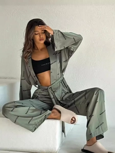 Elegantes 3-teiliges Satin-Loungewear-Set in Salbeigrün mit Cardigan und lockerer Hose