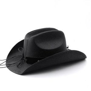 Détail du chapeau de cowboy en paille noire avec texture tissée et bande en cuir décorative
