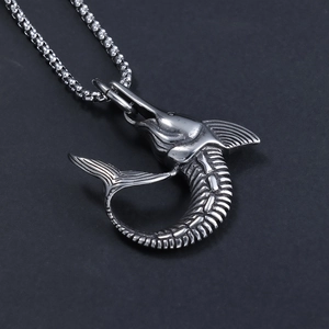 Vue macro du pendentif espadon en acier inoxydable avec gravure 3D sur fond noir