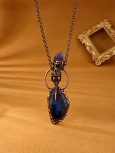 Détail du collier gothique en bronze avec crâne de corbeau, améthyste et labradorite