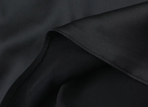 Makro-Detailaufnahme der hochwertigen schwarzen Seidennaht und Satin-Textur