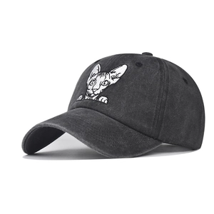 Casquette en coton noir délavé avec chat brodé et finition de style vintage usée