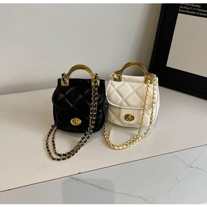 Détails de sacs en cuir PU matelassé avec chaînes dorées et fermoirs rotatifs chic