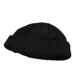 Vista dettagliata del berretto nero in maglia con design a fori strappati retrò