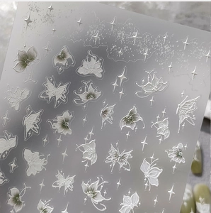 Vue détaillée des autocollants 5D avec des motifs de fleurs blanches et de papillons