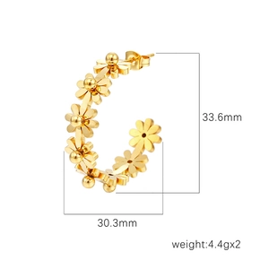 Orecchini a cerchio a forma di margherita dorata con dimensioni 33,6mm e dettagli di peso