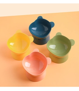 Détail de bols surélevés pour animaux en couleurs variées avec design oreilles d'ours