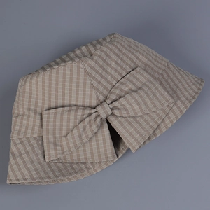 Détail d'un chapeau de soleil à carreaux avec nœud et tissu d'été respirant