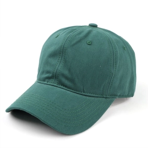 Dettaglio laterale del berretto da baseball in cotone verde scuro con cuciture rinforzate
