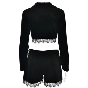 Rückansicht von schwarzem langärmligem bauchfreiem Top und Shorts Set mit Spitzenbesatz